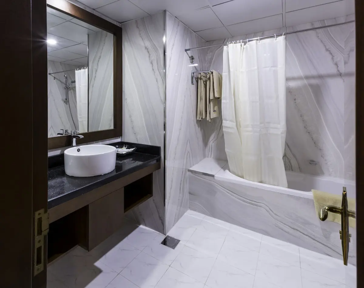 سرویس بهداشتی و حمام هتل هاوارد جانسون بای ویندهام بر دبی